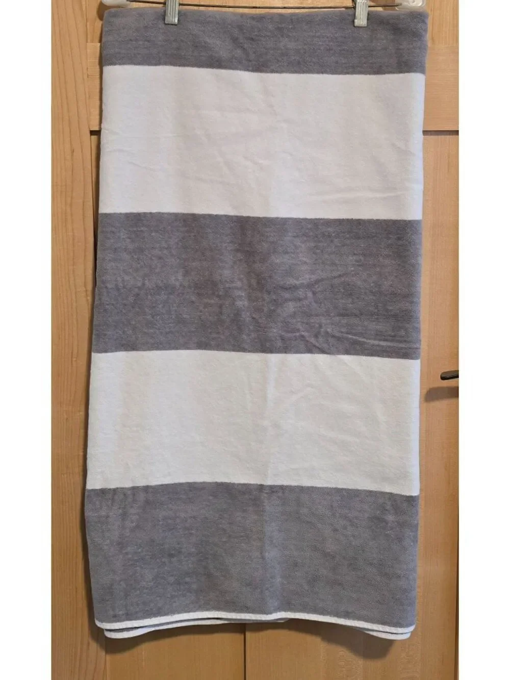 Vera Wang Striped Bath Towel 66x35 Grey & White Plush Absorbent beach towel